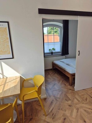 1 slaapkamer, een strijkplank/strijkijzer, gratis wifi, beddengoed