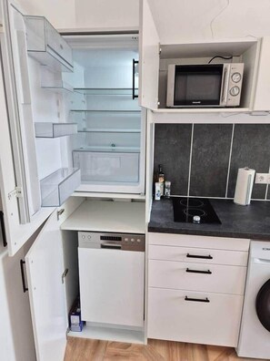 Refrigerador, microondas, parrilla de estufa y lavavajillas