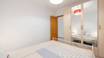 2 slaapkamers, een strijkplank/strijkijzer, wifi, beddengoed