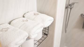 Een douche, een haardroger, handdoeken