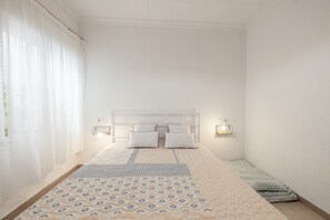 2 slaapkamers, een bureau, een strijkplank/strijkijzer, wifi