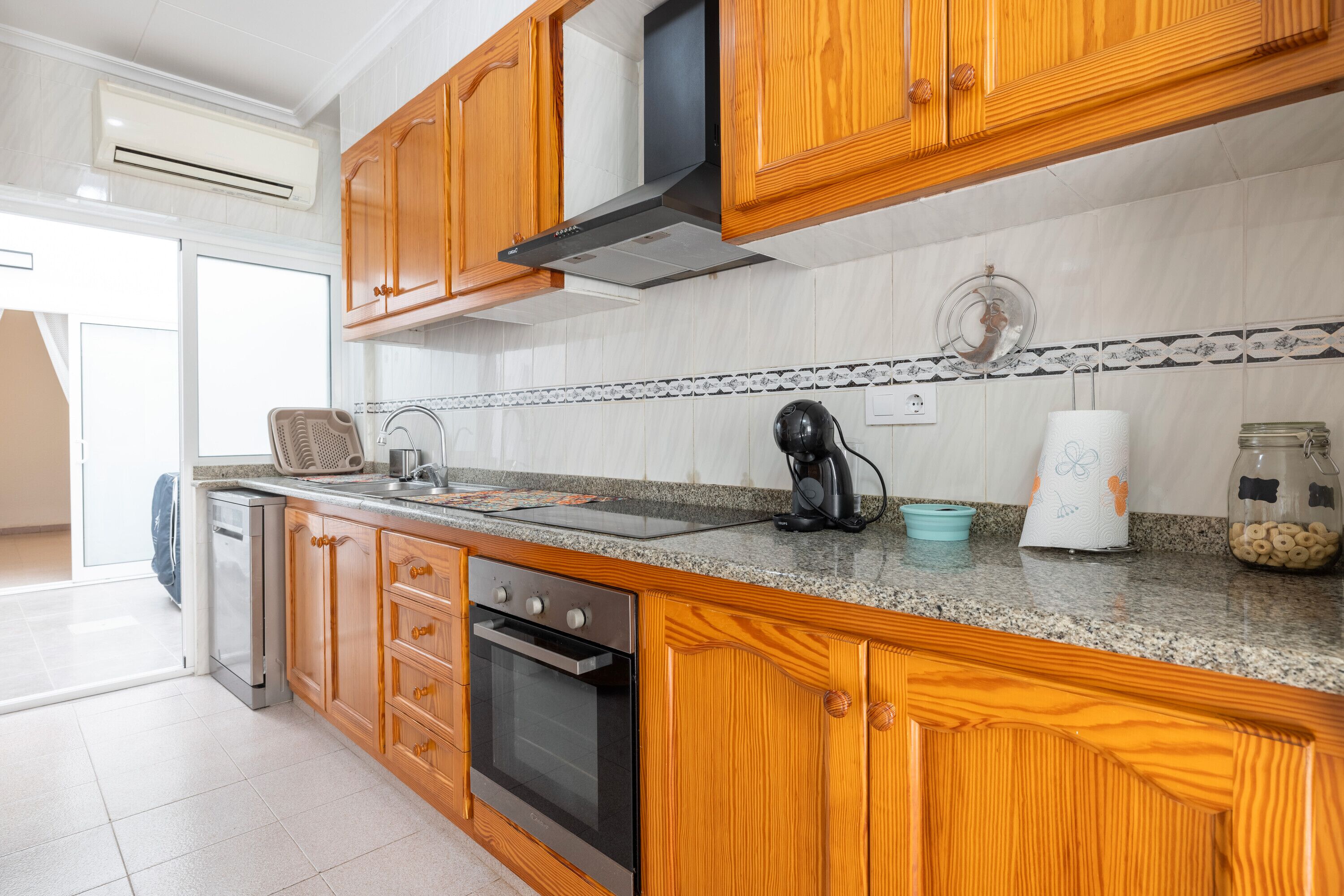 Frigorífico, microondas, horno y placa de cocina