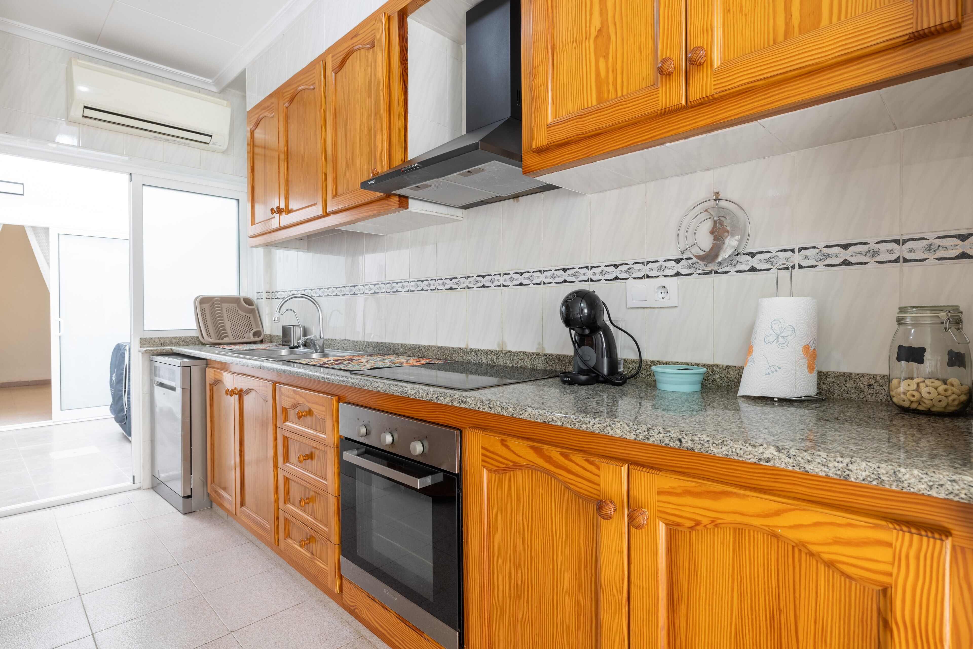 Frigorifero, microonde, forno, piano cottura