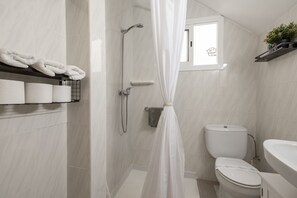 Douche, articles de toilette gratuits, sĂšche-cheveux