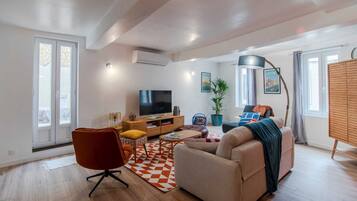 Smart-tv, boeken en een stereo