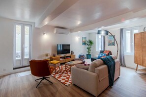 Smart TV, books, stereo