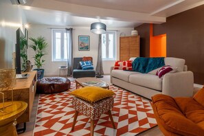 Smart-TV, bøker og stereoanlegg