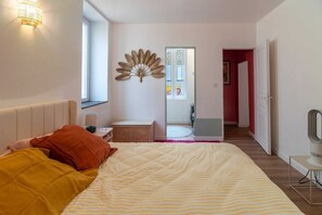 Escritorio, cuna de viaje, wifi gratis y ropa de cama