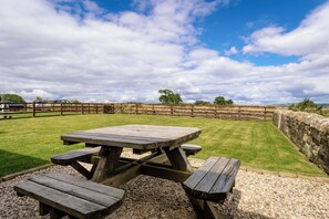 Outdoor dining - 
A beautifully restored cottage, sitting on the stunning Northumbrian coastline. (Warkworth)