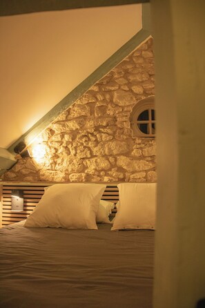 2 عدّة غرف نوم ومكواة/لوح كي وخدمة الإنترنت وملاءات أسرّة