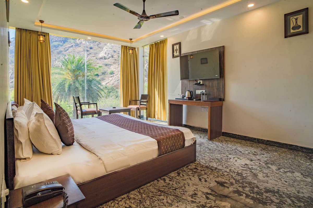 Deluxe Room | Desk, free WiFi