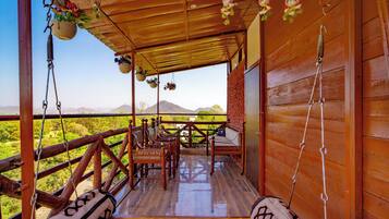 Tree House Chalet | Balcony