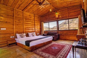 Tree House Chalet | Desk, free WiFi