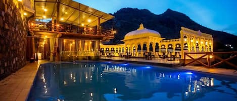 Piscina coperta, piscina all'aperto
