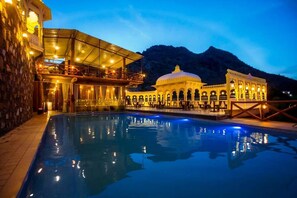 Indoor pool, outdoor pool - Badi Garh Resort (Udaipur)
