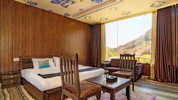 Tree House Chalet | Individually furnished, free WiFi, bed sheets