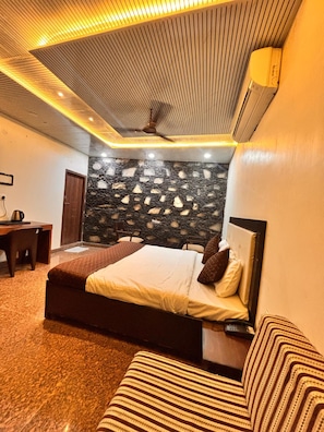 Deluxe Room, Mountain View | Desk, free WiFi