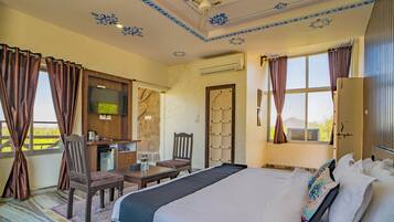 Tree House Chalet | Desk, free WiFi