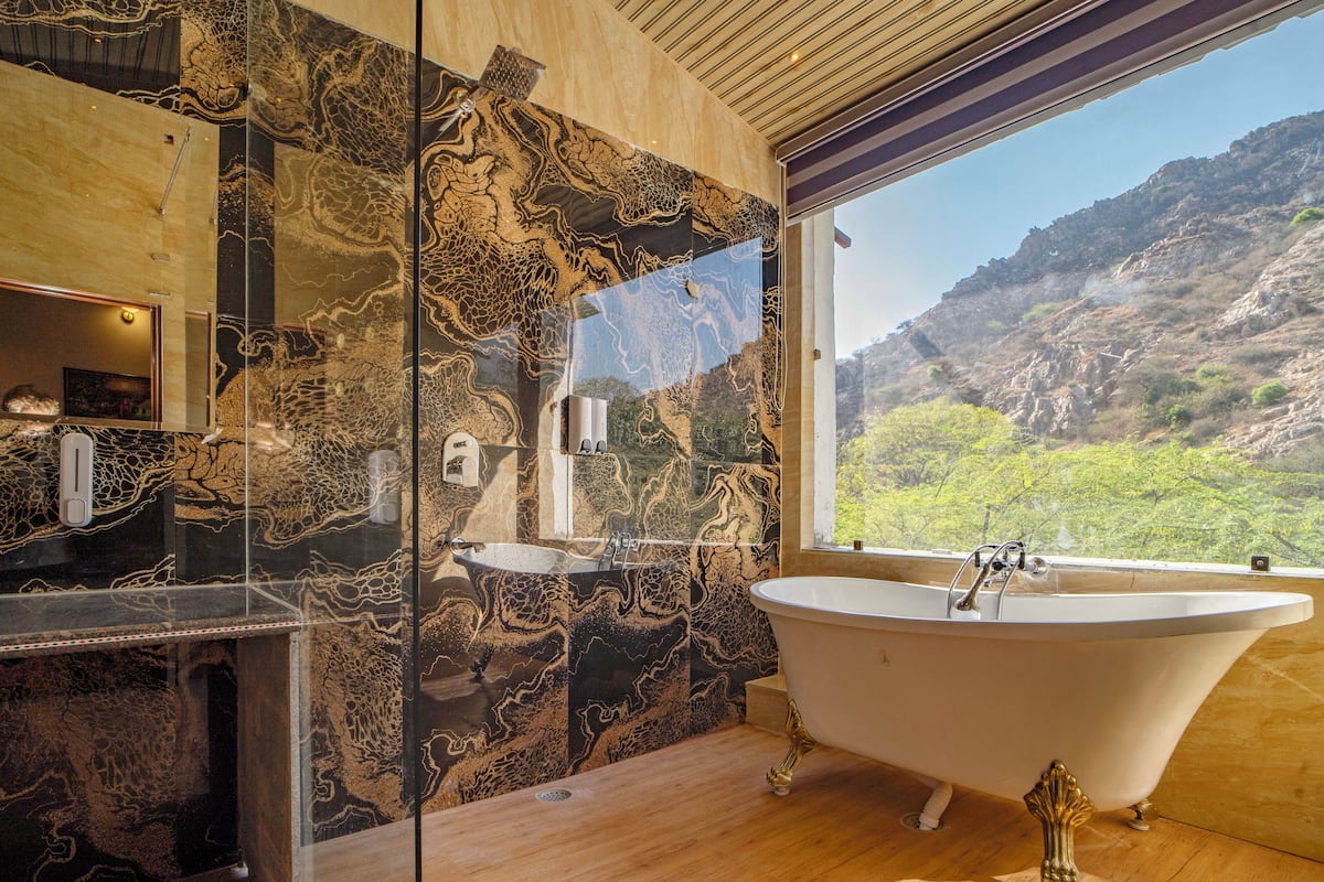 Suite With BathTub | Bathroom | Shower, towels, soap, shampoo