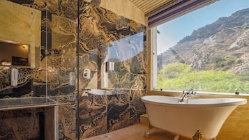 Suite Studio Royale | Salle de bain | Douche, sèche-cheveux, bidet, serviettes fournies