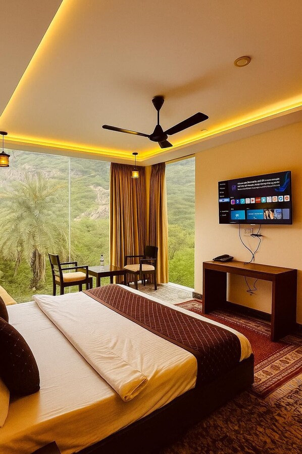 Suite | Desk, free WiFi