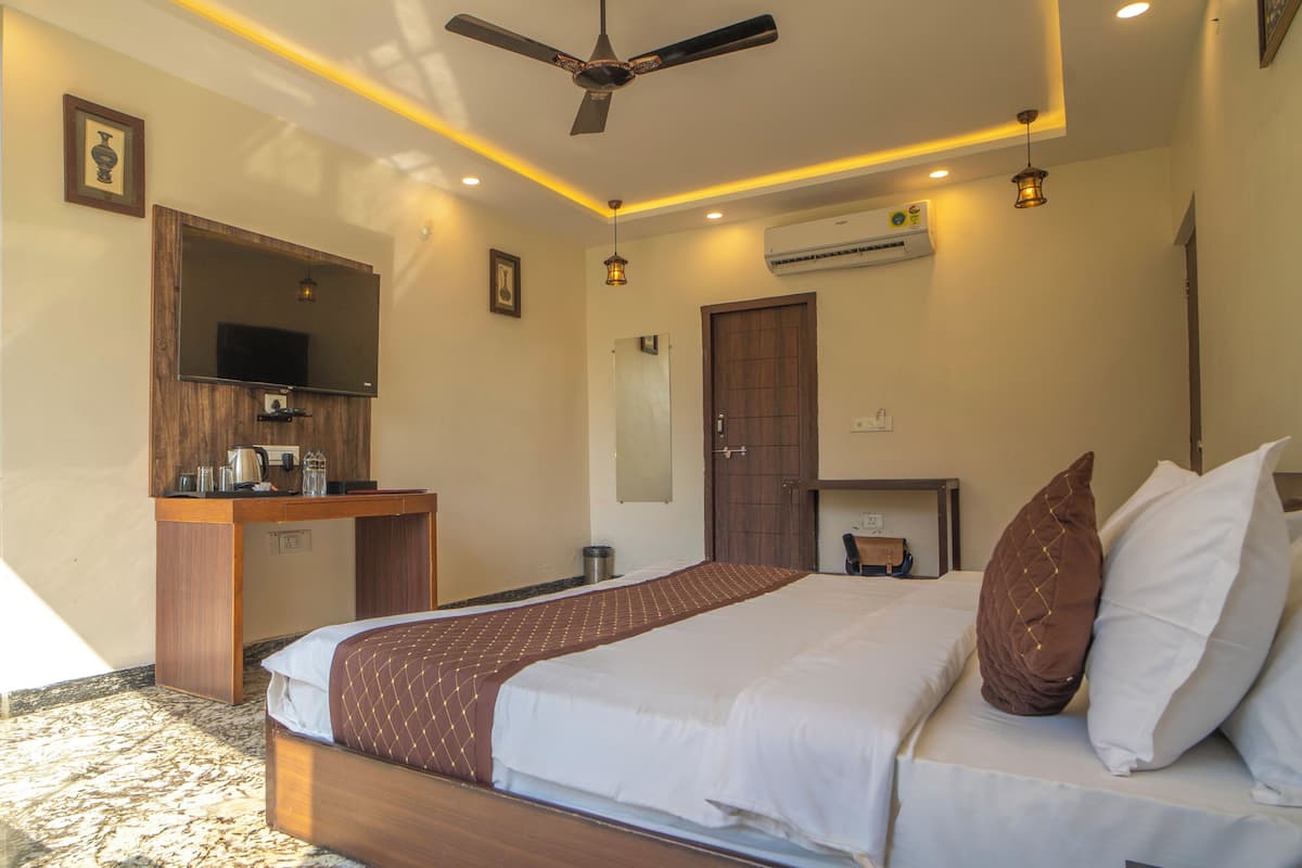 Cottage Room | Desk, free WiFi