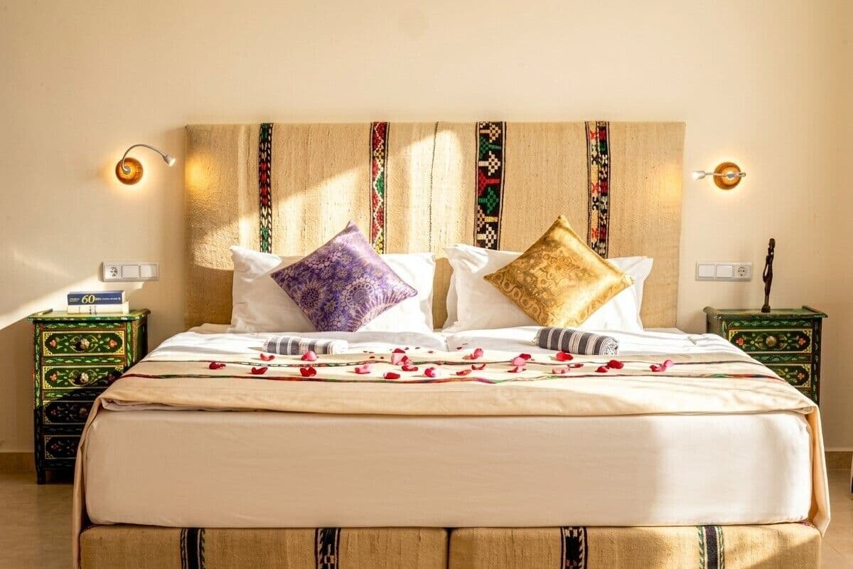 Suite de lujo, vista a la montaña | Minibar, caja de seguridad en la habitación y decoración personalizada