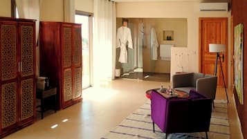 Suite de lujo, vista a la montaña | Caja de seguridad en la habitación y decoración personalizada