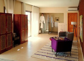 Minibar, caja de seguridad en la habitación y decoración personalizada 