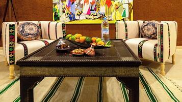 Suite de lujo, vista a la montaña | Caja de seguridad en la habitación y decoración personalizada