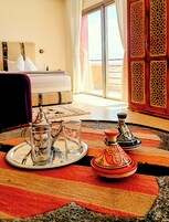 Minibar, caja de seguridad en la habitación y decoración personalizada 