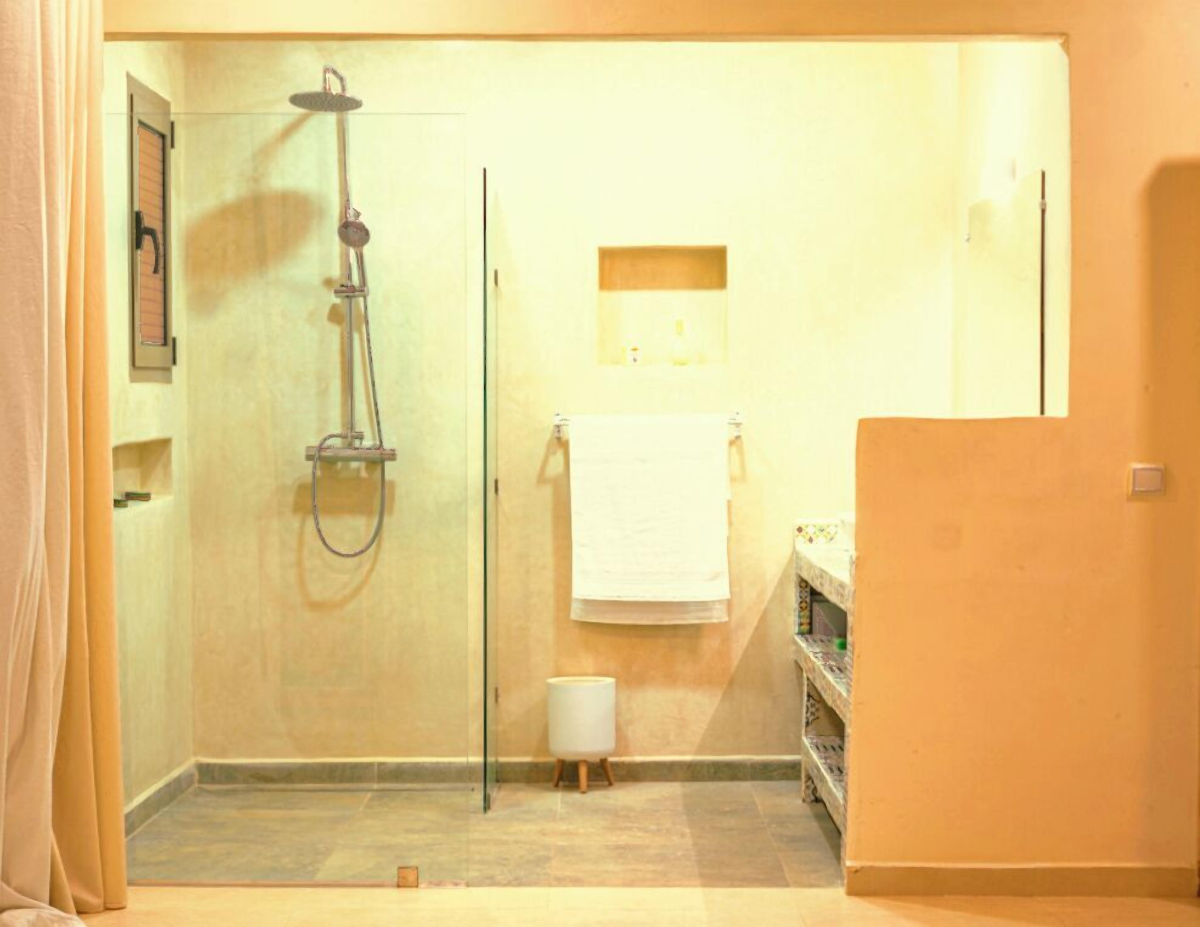 Ducha, secador de pelo, batas, toallas