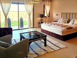 Minibar, caja de seguridad en la habitación y decoración personalizada 