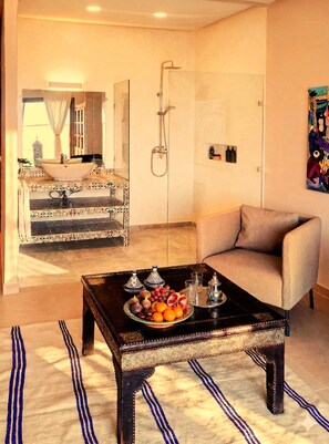 Quarto júnior, vista para a montanha | Frigobar, cofres nos quartos, individualmente decorados