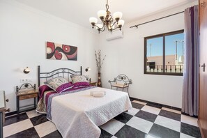 2 bedrooms, iron/ironing board, WiFi