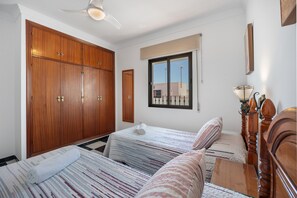 2 bedrooms, iron/ironing board, WiFi