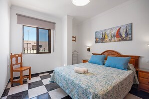 2 bedrooms, iron/ironing board, WiFi, bed sheets