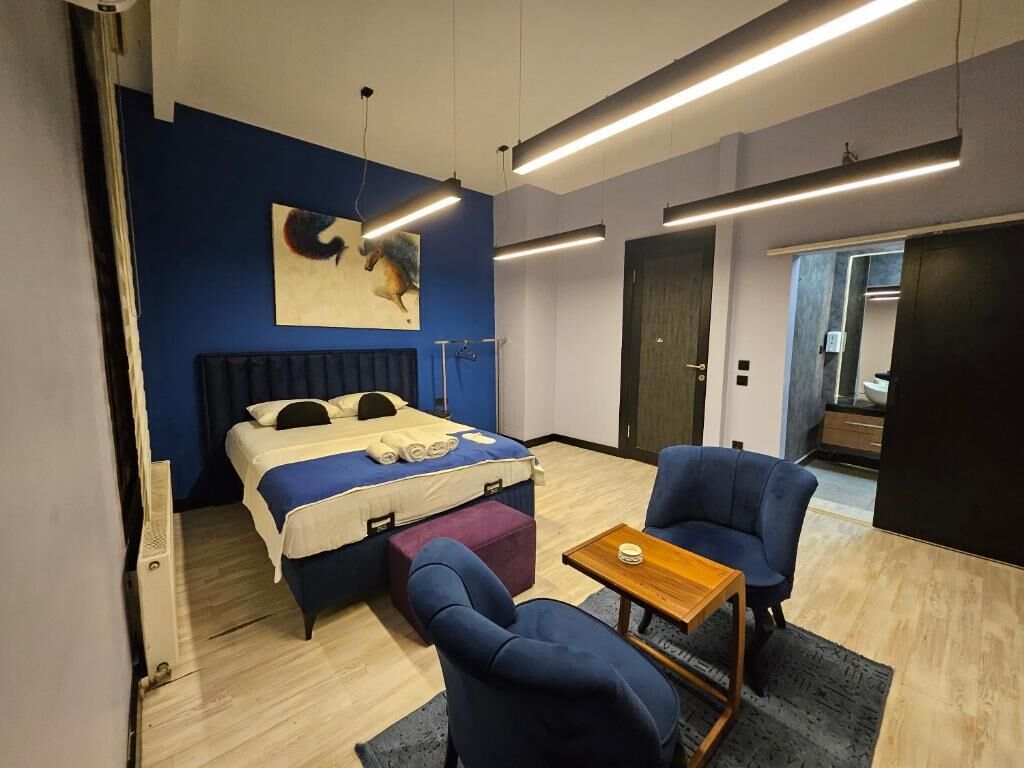 Een bureau, een strijkplank/strijkijzer, gratis wifi