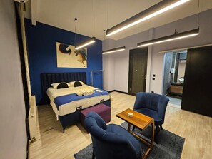 Escritorio, tabla de planchar con plancha, wifi gratis