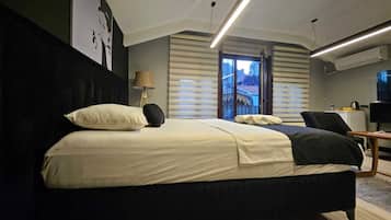 Suite Classique, balcon, vue ville | Bureau, fer et planche Ă repasser, Wi-Fi gratuit