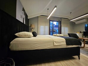 Studio Suite phong cách cổ điển, ban công, quang cảnh thành phố | Bàn, bàn ủi/dụng cụ ủi quần áo, truy cập Internet không dây miễn phí