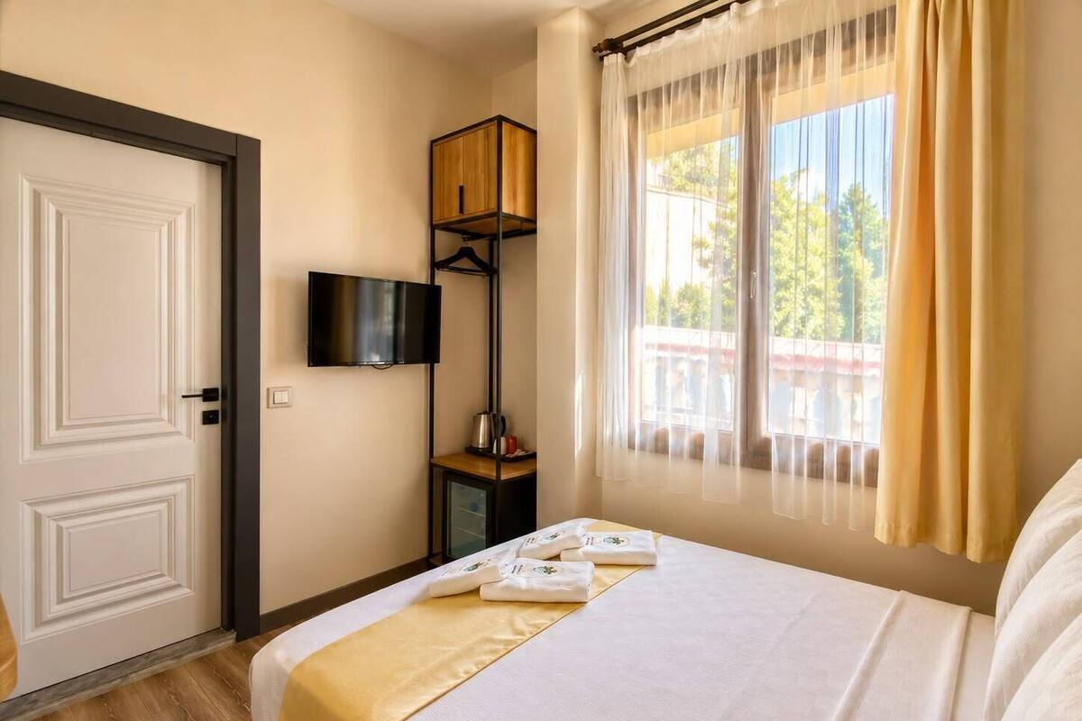 Ropa de cama de alta calidad y caja de seguridad en la habitación 