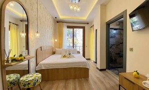 Ropa de cama de alta calidad y caja de seguridad en la habitación 
