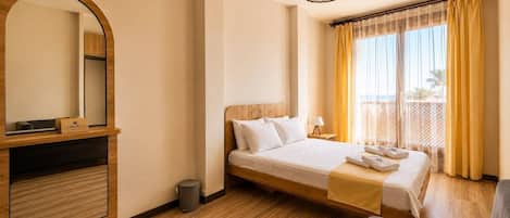 Habitación Royal doble, vistas al jardín | Ropa de cama de alta calidad, caja fuerte, tabla de planchar con plancha