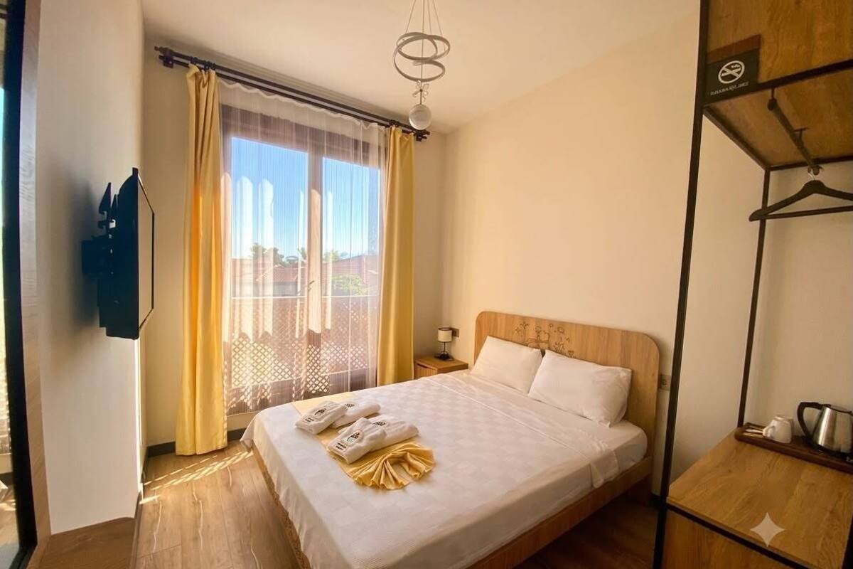 Ropa de cama de alta calidad y caja de seguridad en la habitación 