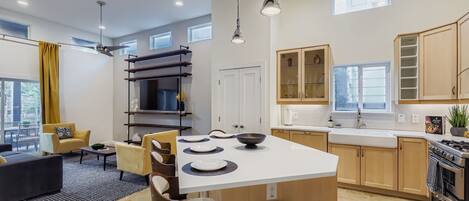 ثلاجة، ميكروويف، فرن، موقد طهي مسطح