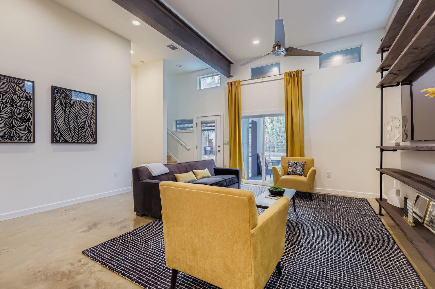 Fernseher, Bücher, Arbeitsbereiche