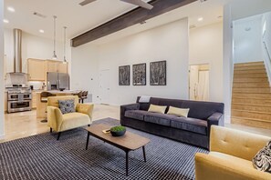 TV, bøker og kontorer