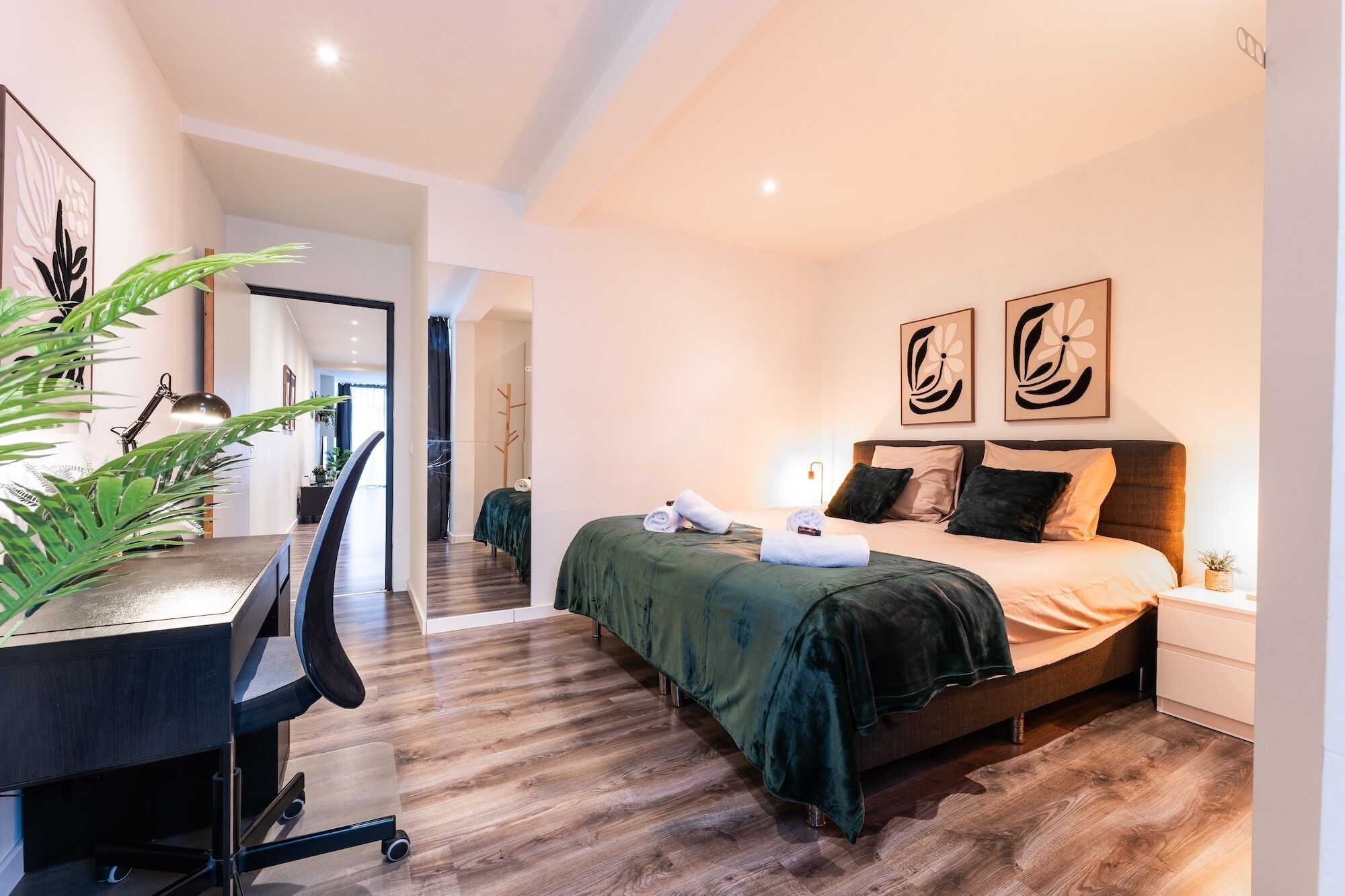 1 Schlafzimmer, Schreibtisch, Bügeleisen/Bügelbrett, Reisekinderbett