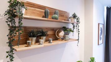 Een houten plank met plantenpotten en decoratieve objecten.